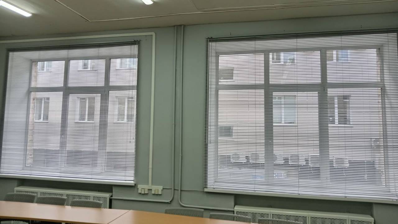 Серые матовые алюминиевые горизонтальные жалюзи HOLIS 25 мм, защита от солнца.