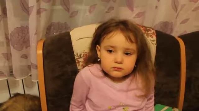 Маленькая девочка рассказывает про детский сад )))