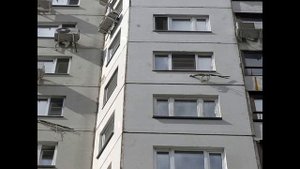Мужчина поймал девочку, упавшую с 8 этажа и сломал все пальцы на руке