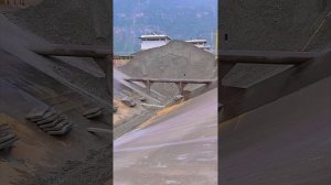 Строительство, баржа разгрузка щебёнки