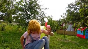 Настя и мама играют в продавца мороженого  ice cream shop