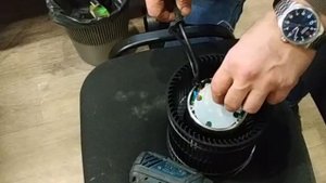 Извлечение платы из ЕС-вентилятора.