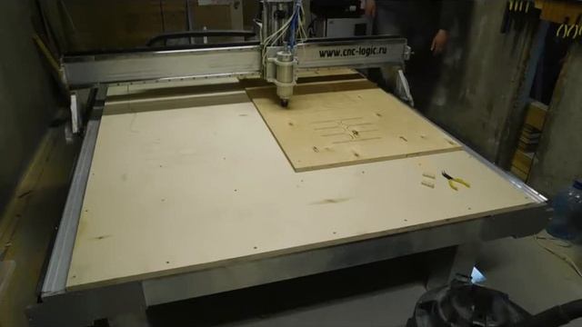 Раскрой фанерных деталей на ЧПУ станке. Для сборки стула. Станок CNC-Logic смотреть онлайн