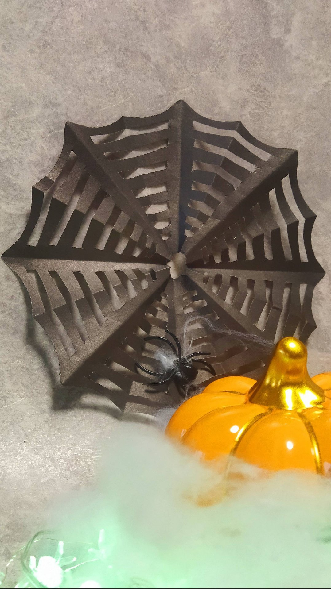 Как сделать паутину из бумаги на Хэллоуин смотреть онлайн