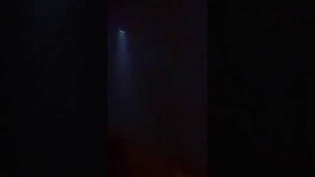 Летающую тарелку, сканирующую местность, засняли над вечерней Испанией.