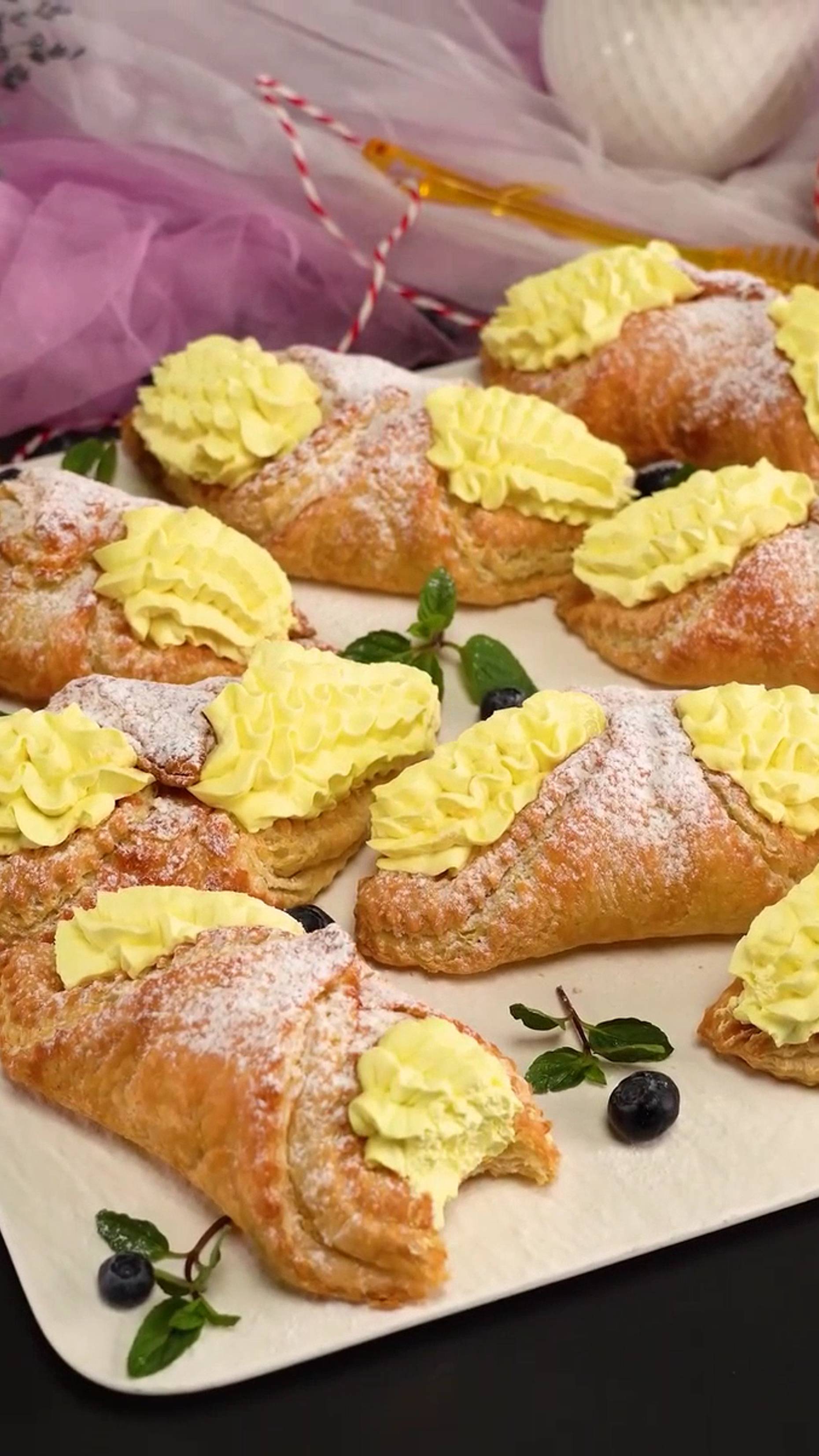 Они исчезнут через минуту! Идеальный кремовый десерт из слоеного теста