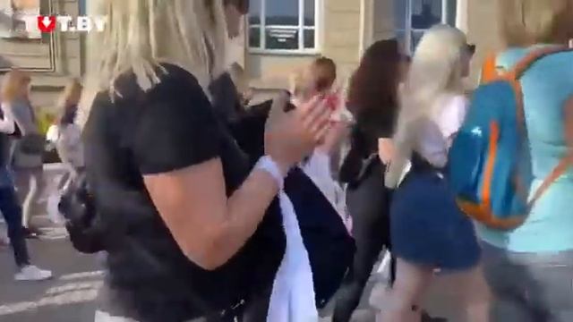 Женщинам удалось собраться в колонну и выйти на проспект, несмотря на задержания