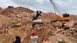 Строительство, извлекаем утонувший самосвал