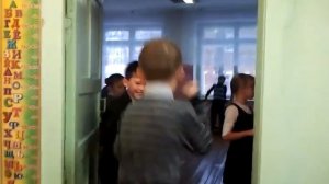 2 школьника дерутся