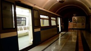 Поезд прибывает на станцию "Краснопресненская", Московский метрополитен