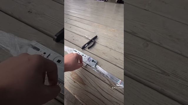 Как вскрыть многозапорный замок для пластиковых дверей