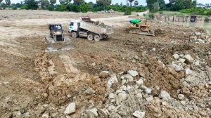 Строительство, продолжается засыпка большой свалки