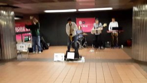 Саксофонист в метро Нью Йорка.