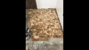 Идеи по отделке пола деревянными спилами wooden flooring