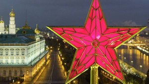 Первая пятиконечная звезда на Спасской башне Московского Кремля