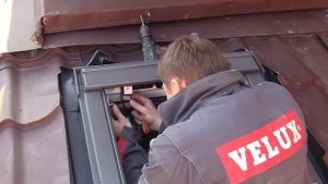 Переделка мансардного окна VELUX с ручного управления на электроуправление 5