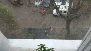 Кладут асфальт у подъезда (25.10.2024)