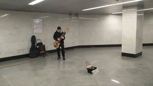 Музыка в метро на 12 струнной бас гитаре в нескончаемом потоке людей