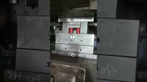 Пресс-форма для экструзии пластикового дюбеля.