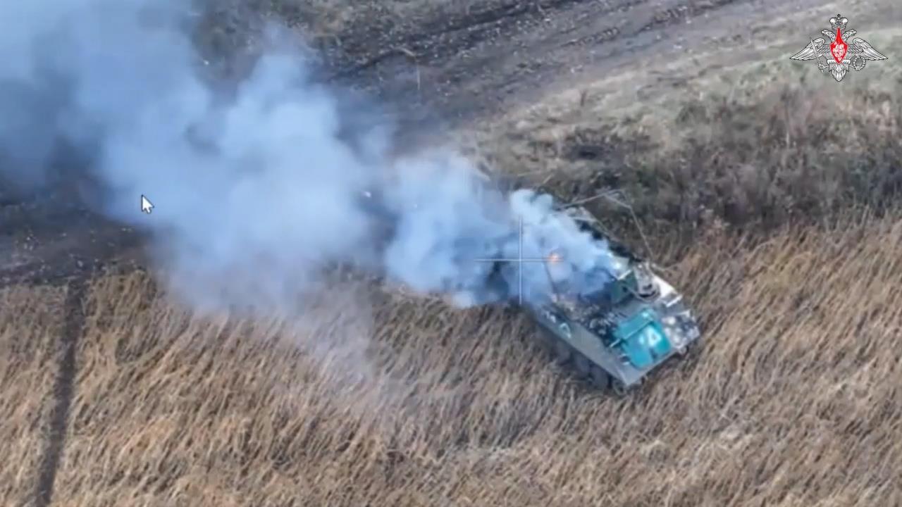 Минобороны показало атаку российского FPV-дрона по БТР ВСУ в Курской области