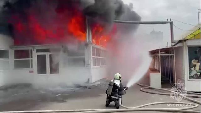 В Воронеже продолжают тушить крупный пожар на Кольцовском рынке