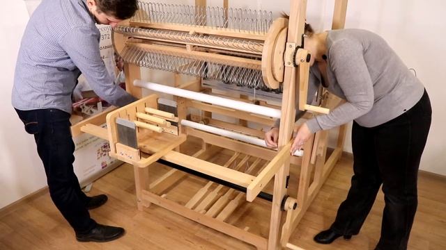 Установка направляющей секционного вала на ткацкий станок "Оптима-Профи" смотреть онлайн