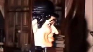 Оптическая иллюзия с маской Чарли Чаплина.