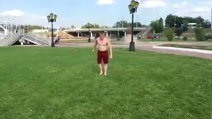 Парень очень круто делает сальто!!!