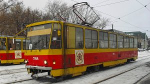 Трамвай Tatra T6B5SU-3166. Проходит разворотное кольцо.