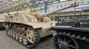 Нанесение тактических знаков на StuG 40 Ausf.G в Музее Техники Вадима Задорожного, август 2023