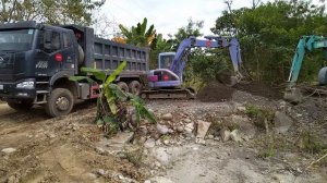 Komatsu PC75uu Excavator Loading Aggregates on FAW J6P-350 Dump Truck