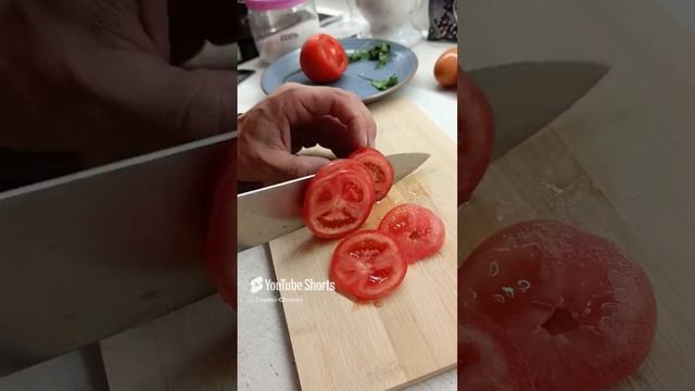 шакшука на Российский манер , яичница с беконом и томатами
