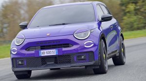 Abarth 600e с генератором поддельных звуков выхлопа.