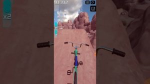 Матвей катается на велосипеде и делает трюки