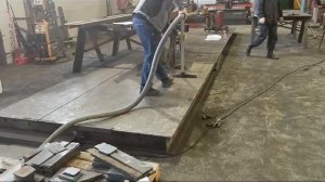 Промышленный пылесос для общецеховой уборки. Сбор окалины после работы болгарок.