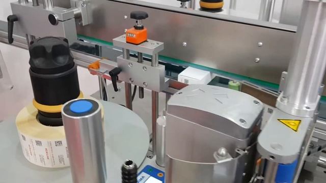 Этикетировка фармацевтических коробок двумя этикетками "защита от вскрытия" с сериализацией