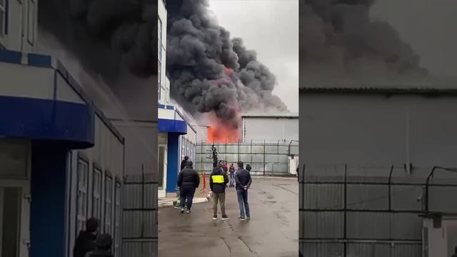 В Подмосковье Долгопрудном горит хранилище с удобрениями.Сотрудники МЧС России тушат склад.