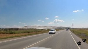 Пыльный карьер по дороге на море.