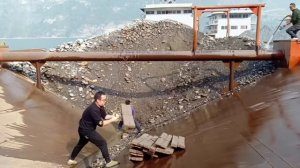 Строительство, разгрузка баржи с морской галькой