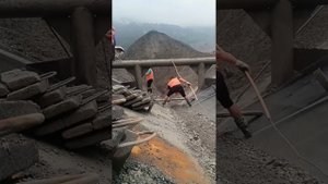 Строительство, разгрузка баржи щебёнка