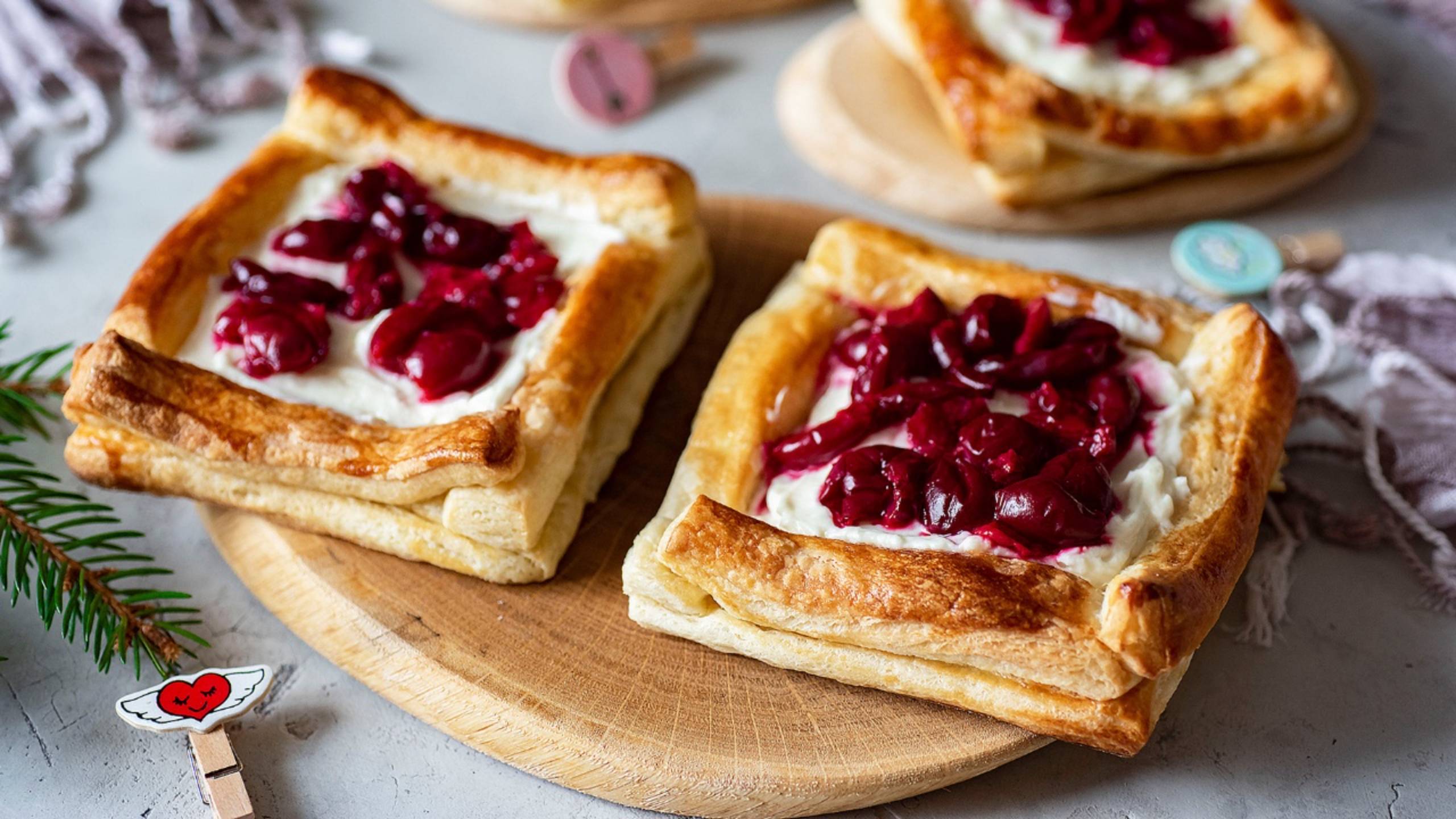 🥐 Слойки с творожным сыром и вишней — рецепт вкусного лакомства к чаю