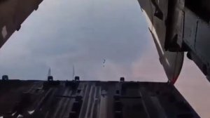 SUKHOI-35 DETRAS DE UN TRANSPORTE ILYUSHIN RUSO