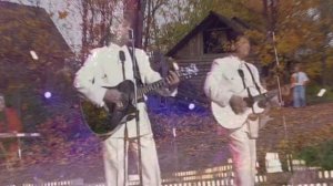 Домик окнами в сад там где ждет меня мама.