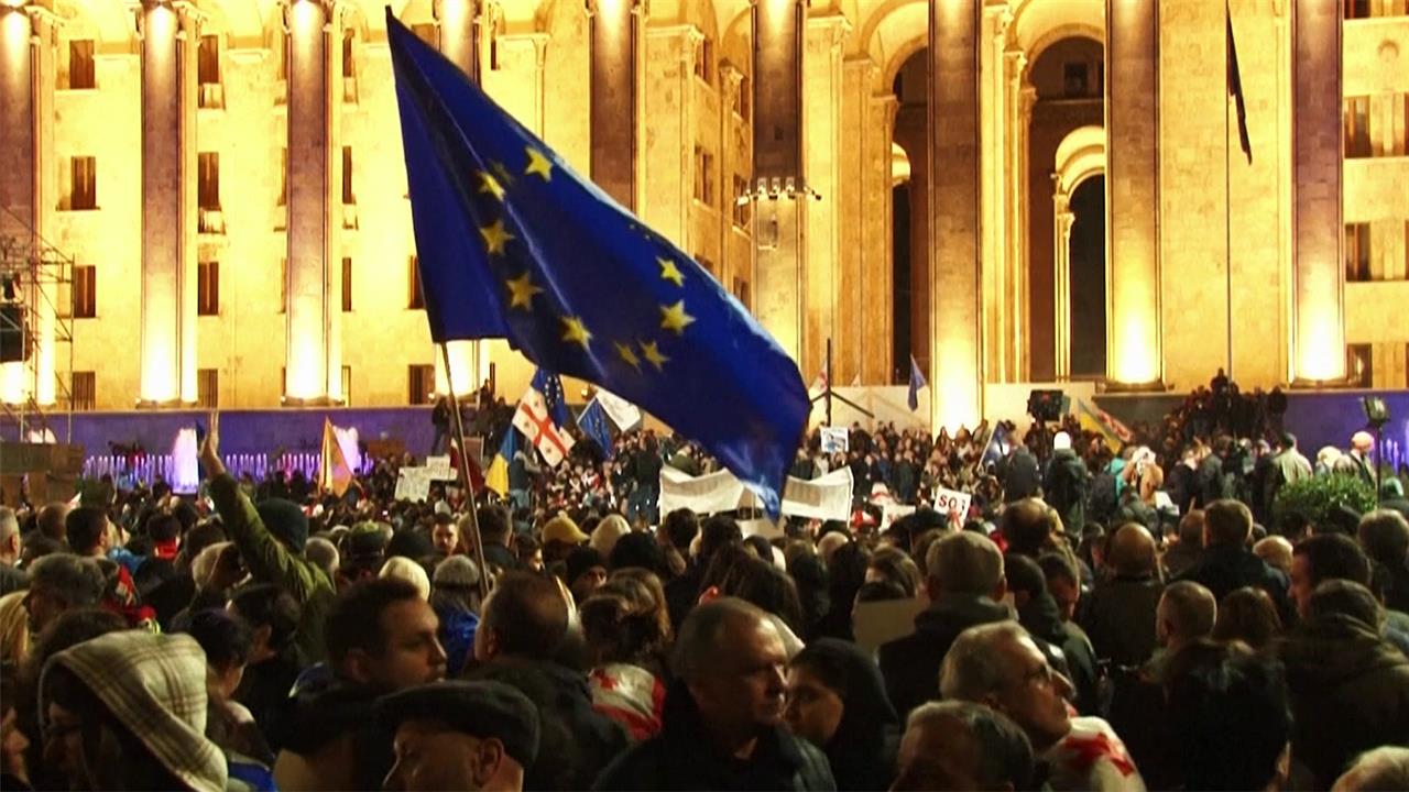 Под гимн ЕС грузинская оппозиция в Тбилиси завершила митинг против итогов парламентских выборов