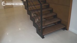Лестница в подвал на двух зигзагообразных косоурах из листа
