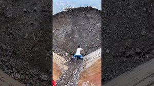 Строительство, разгрузка гравия с баржи