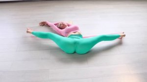 Девушка с хорошей растяжкой занимается йогой