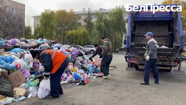 В посёлке Майском чистят от мусора контейнерные площадки