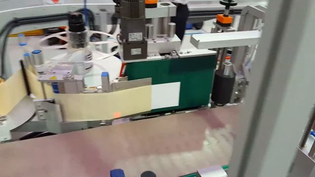 Нанесение этикетки на банку краски с ориентацией