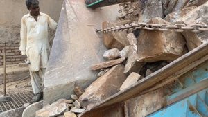 Строительство, дробление щебёнки